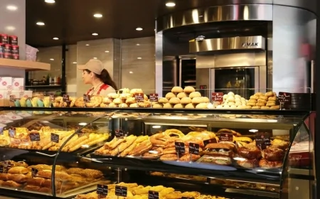 “Azra” şirniyyat evində çalışan əməkdaş stəkanların içinə tüpürüb müştərilərə verdi