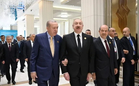 Liderlər çay süfrəsi masası arxasında toplaşıb