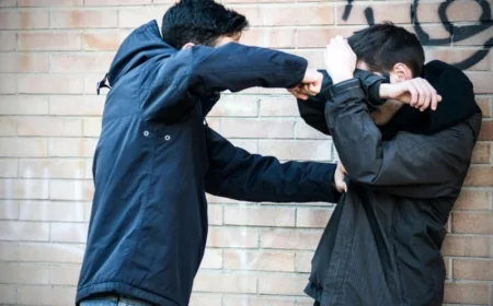 11-ci sinif şagirdini sinif yoldaşının valideyni döyüb burnu qırdı