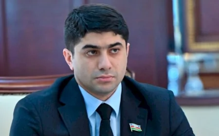 Bu deputat danışmır, ancaq şəkil çəkdirir