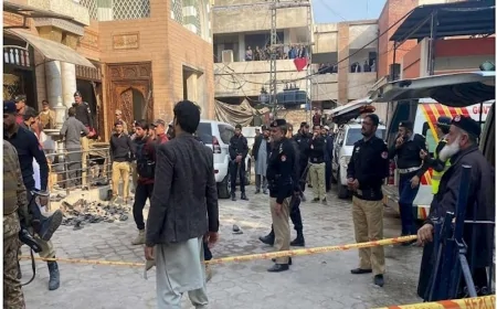 Pakistanda polis qərargahına terror hücumu: Ölənlər var