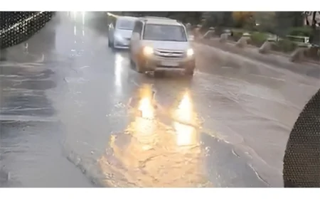 Xocalı prospektini su basıb, hərəkət çətinləşib