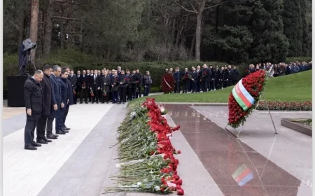 "AzerGold" QSC kollektivi Ümummilli Lider Heydər Əliyevin məzarını ziyarət edib