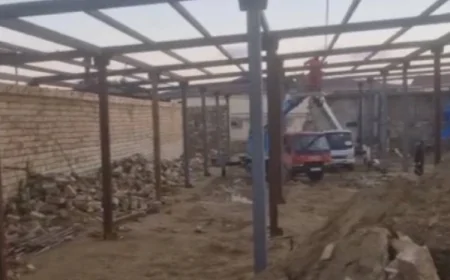 Binəqədidə yüksək gərginlik xətlərin altında tikilən bu qanunsuz tikintiyə hansı məmur icazə verib?